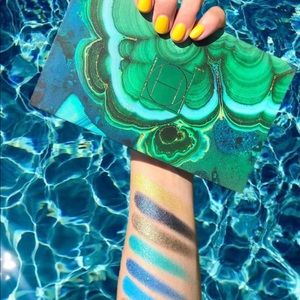 ✨ HIPDOT CENOTE PRESSED EYESHADOW PALETTE